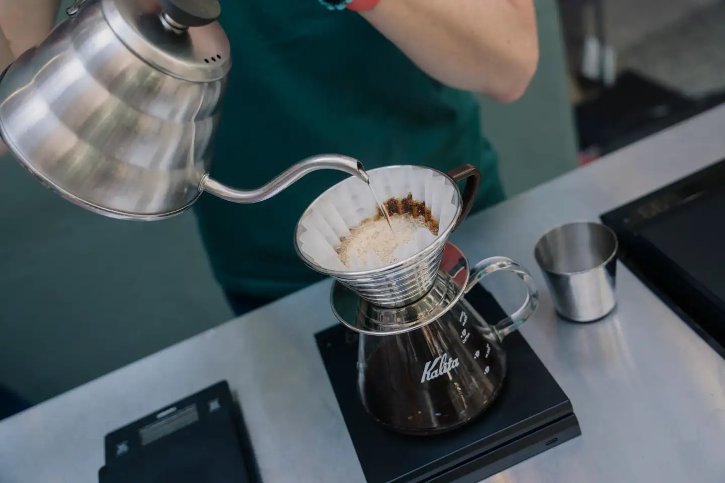 Kaffe skal blive – lidt – billigere, mener regeringen.