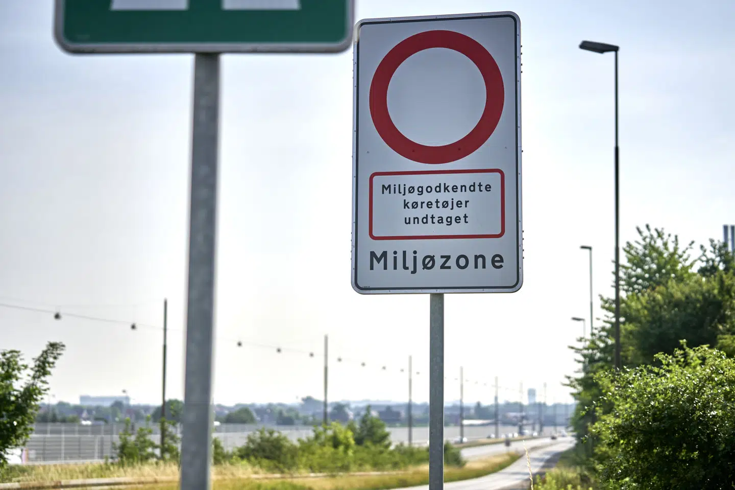 De nuværende miljøzoner stiller krav til de dieselbiler, der passerer dem. om nogle år vil dieseldrevne biler helt blive forbudt på Indre Vesterbro, hvis Borgerrepræsentationen får gennemført forslaget om en nulemissionszone. (Arkivfoto).