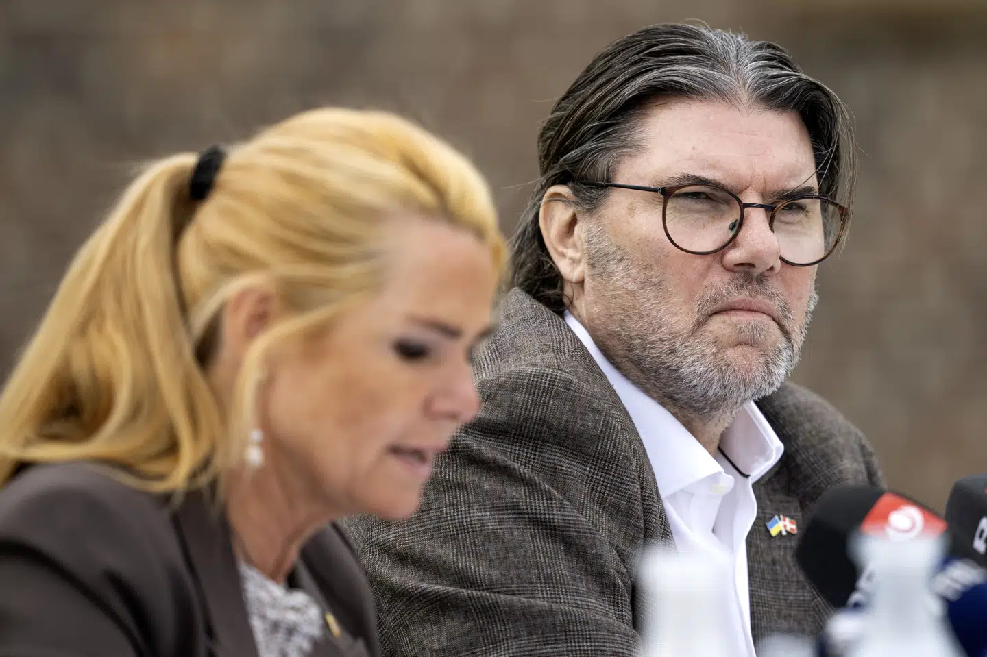 Klima-, energi- og forsyningsordfører Mads Fuglede og partiformand Inger Støjberg har tilsyneladende ikke afstemt forventningerne til det kommende kommunalvalg, hvor ordføreren går efter borgmesterposten, mens formanden kategorisk afviser, at Danmarksdemokraterne har borgmesterkandidater - men udelukkende går efter at støtte "andre blå kandidater".