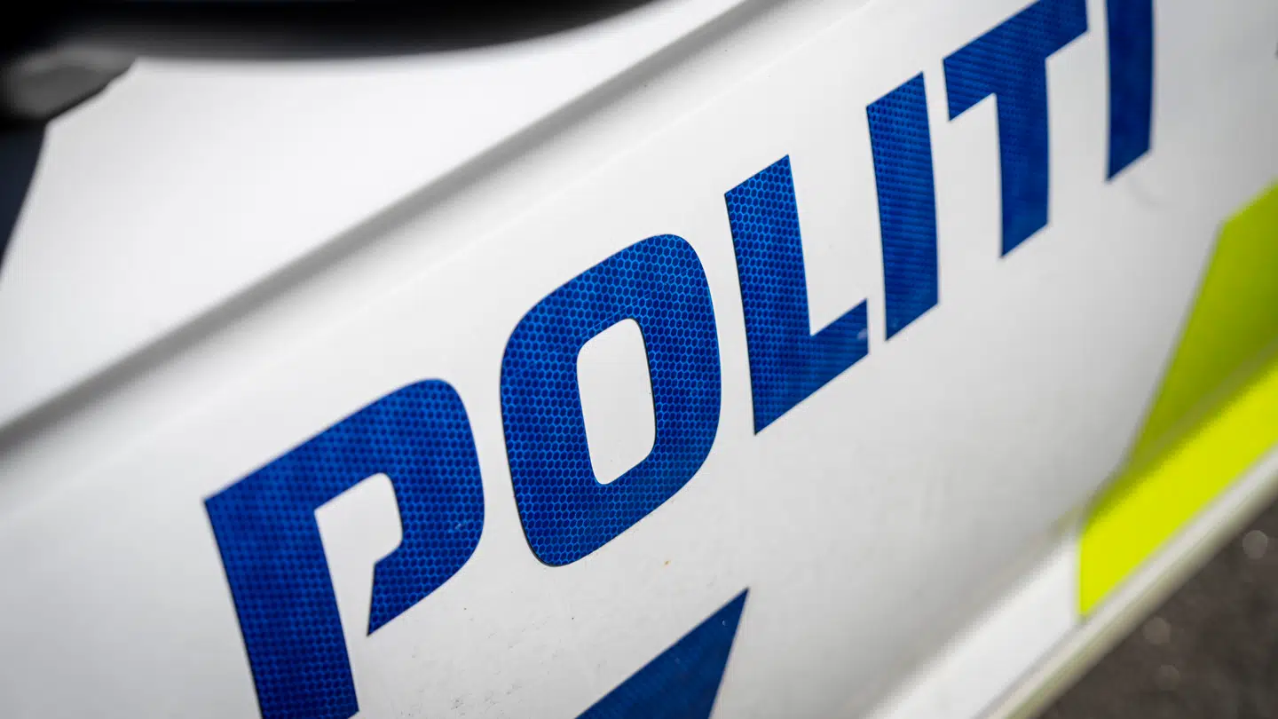 Mens politifolkene var ved at anholde den 16-årige pige, gik hendes 13-årige veninde til angreb på betjentene.