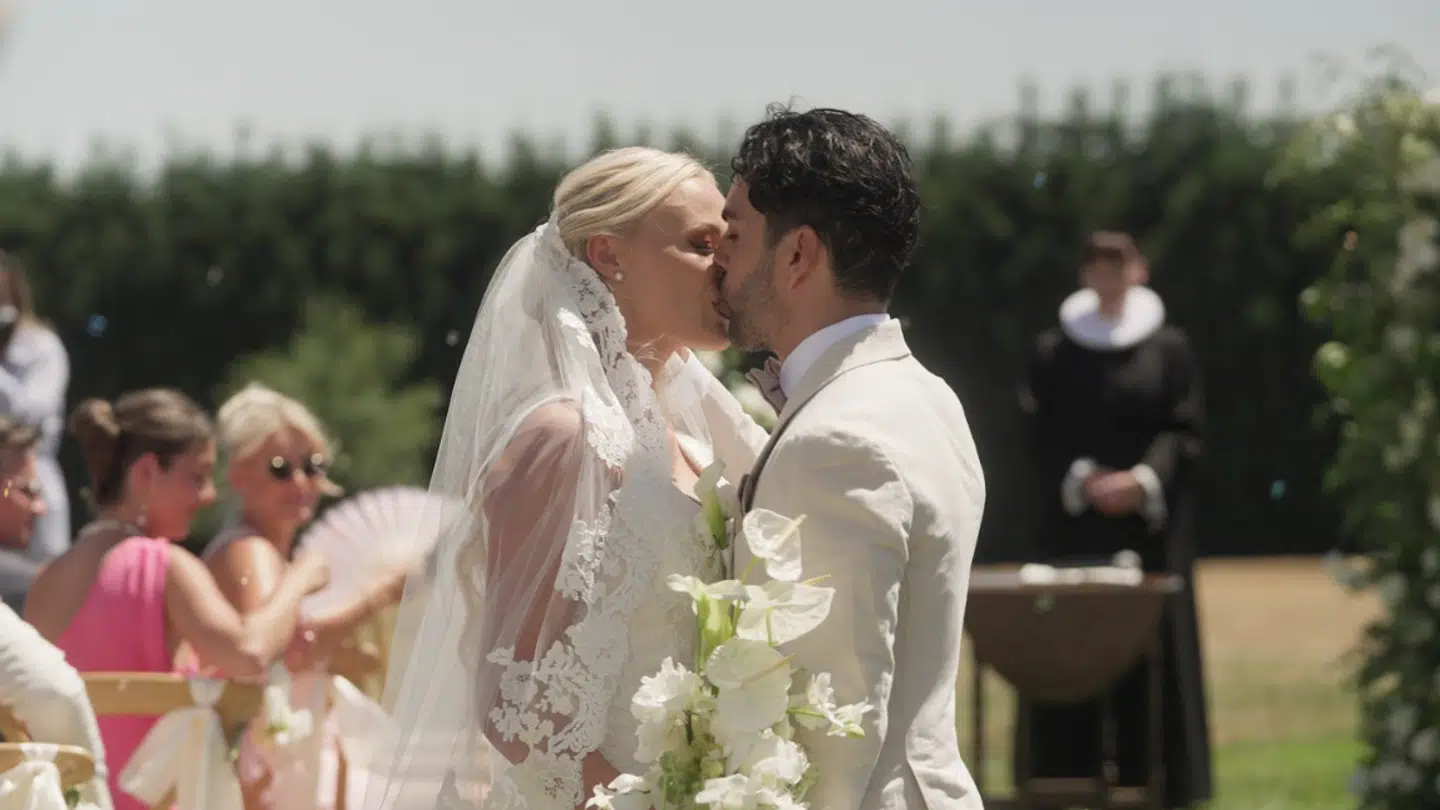 Parret sagde 'ja' til hinanden på et slot i Frankrig – og noget tyder på, at de allerede har taget det næste skridt.