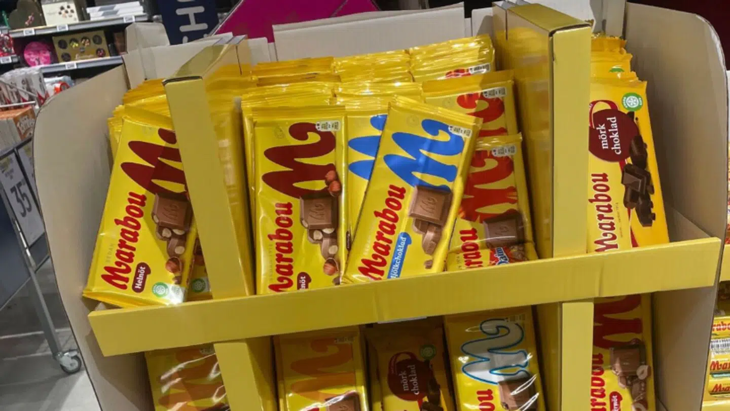 Prisen for en plade chokolade på 150 kroner kommer til at falde fem kroner ved, at chokoladeafgiften forsvinder, viser beregning fra De Samvirkende Købmænd.