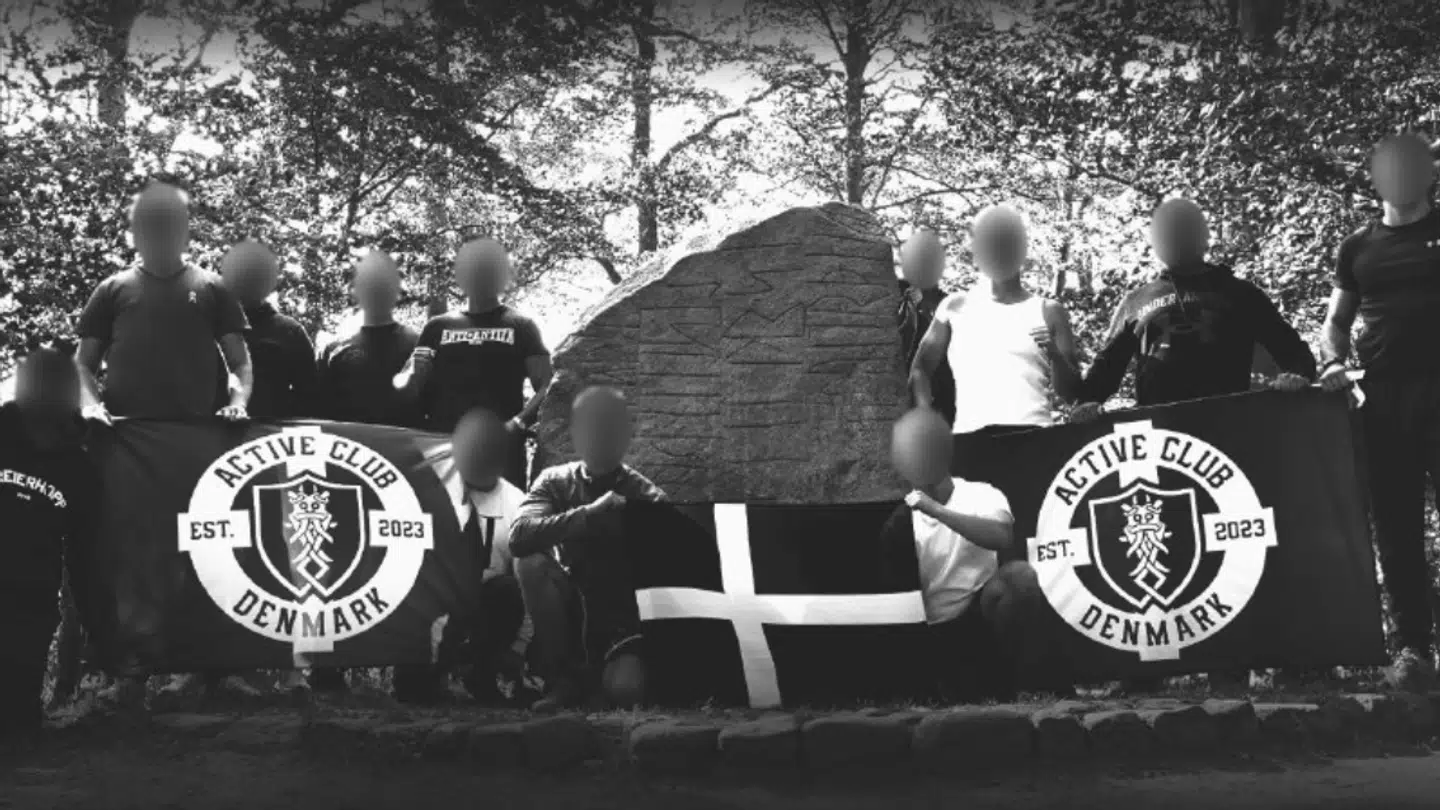 Active Club poserer foran runestenen Glavendrupstenen tæt på Skamby på Fyn.