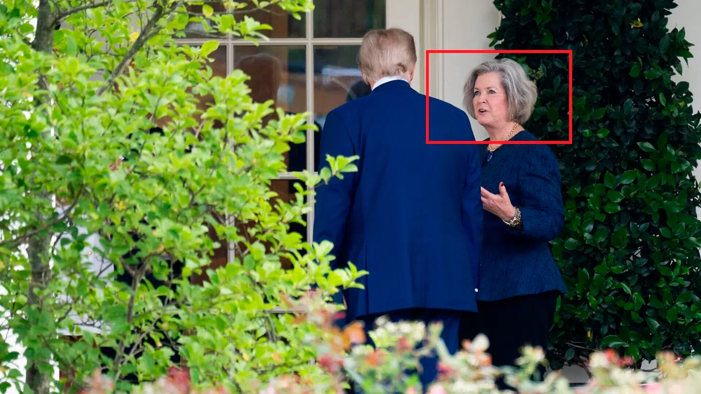 Donald Trump i samtale med kvinden, der tilskrives en stor del af æren for hans succes i hans anden tur i Det Hvide Hus, Susie Wiles.