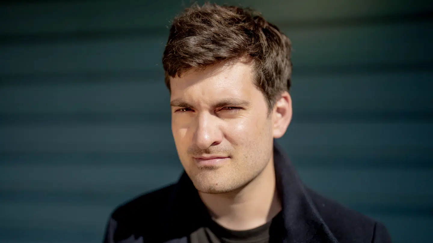Frederik Vad, udlændinge- og integrationsordfører for Socialdemokratiet, melder i Borgerlig Tabloid klart ud på vegne af Socialdemokratiet. S er klar til et forbud mod bederum på de danske uddannelsesinstitutioner.