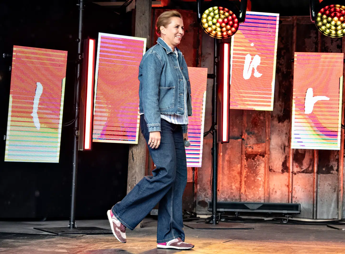 Statsminister Mette Frederiksen (S) var afslappet klædt i blå denim på Kulturmødet på Mors 2025. Nu skal der oprustes!
