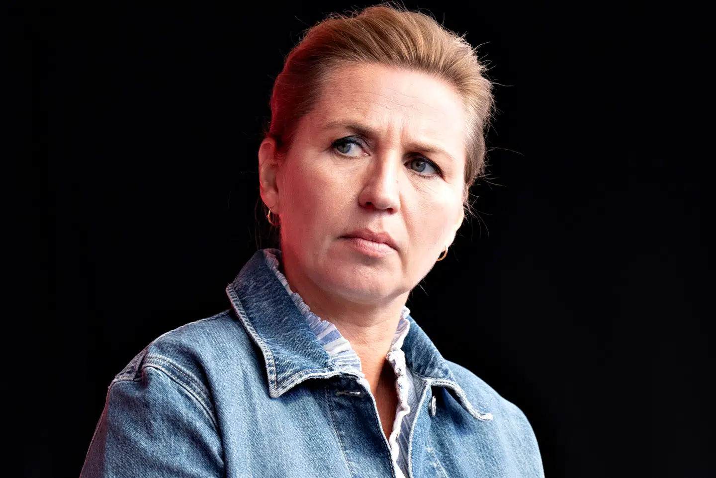 »Regeringen og statsministeren ved godt, at man ikke vinder valg på at være alvorstynget statskvinde. Danskernes problemer trænger sig på,« siger Henrik Qvortrup.