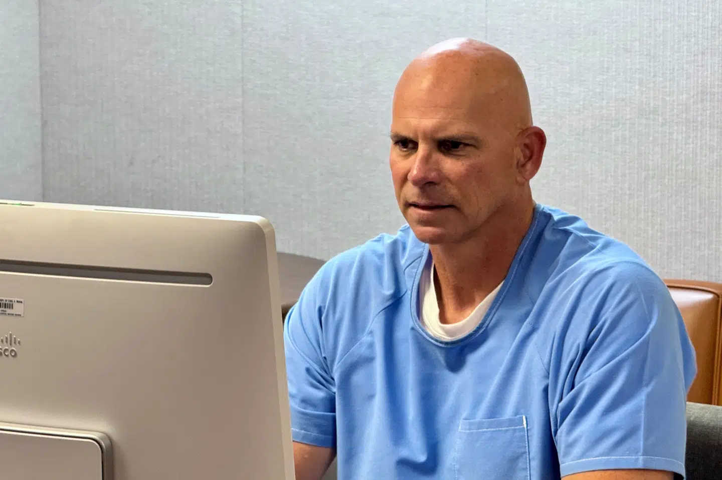 Lyle Menendez deltog via en videoforbindelse, da Californiens prøveløsladelsesnævn tog stilling til hans anmodning om prøveløsladelse. Han sidder i øjeblikket i fængsel i San Diego.