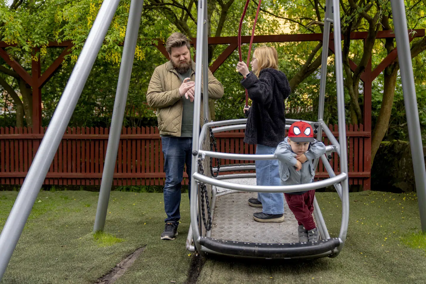 Skærme spiller en stor rolle i børns trivsel, lyder det fra Danica, som foreslår, at der bliver indført skærmfri zoner på for eksempel legepladser. (Arkivfoto).