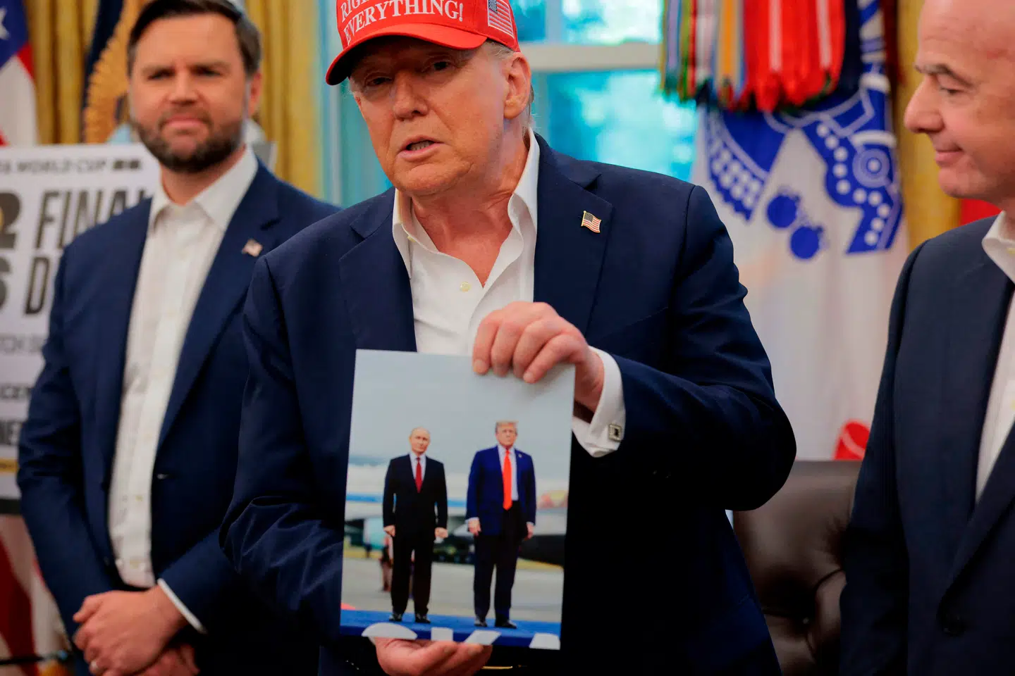 Donald Trump var ved pressemødet i selskab med vicepræsident J.D. Vance og FIFA-præsident Gianni Infantino.