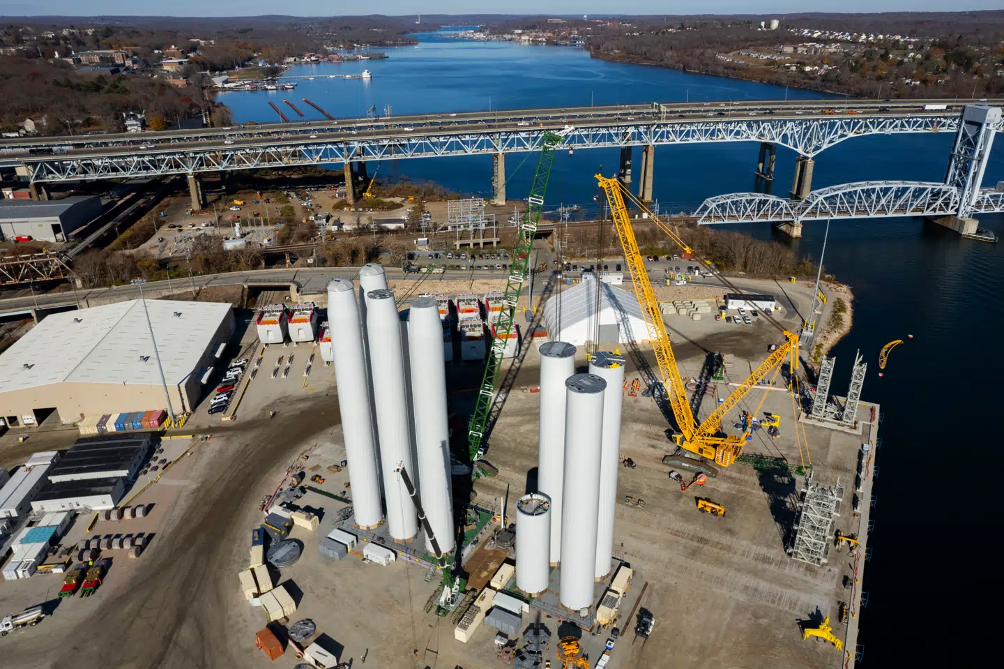 Et luftfoto af Ørsteds arbejde med at opføre en stor vindmøllepark ud for USAs østkyst.