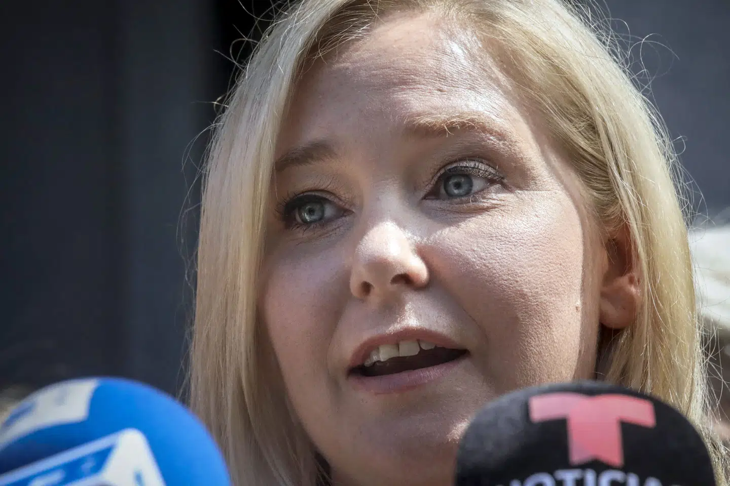 Virginia Giuffre, der anklagede rigmanden Jeffrey Epstein for at have brugt hende som sexslave, døde tidligere på året. Her ses hun tale under et pressemøde i 2019. (Arkivfoto).