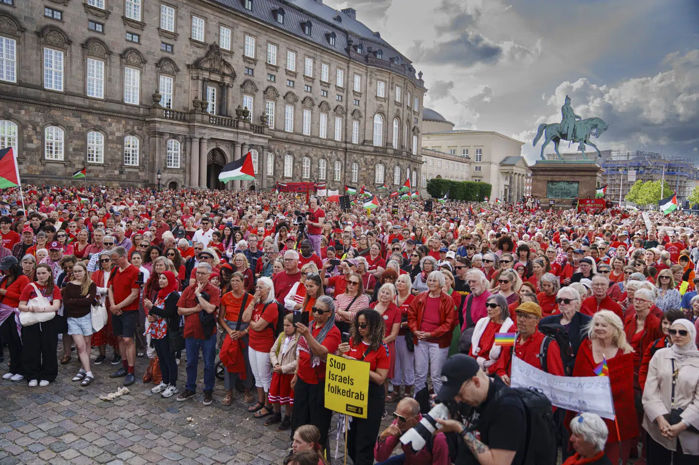 Sådan så det ud, da demonstranter samlede sig i juni foran Christiansborg for at vise støtte til palæstinenserne i Gaza. (Arkivfoto).