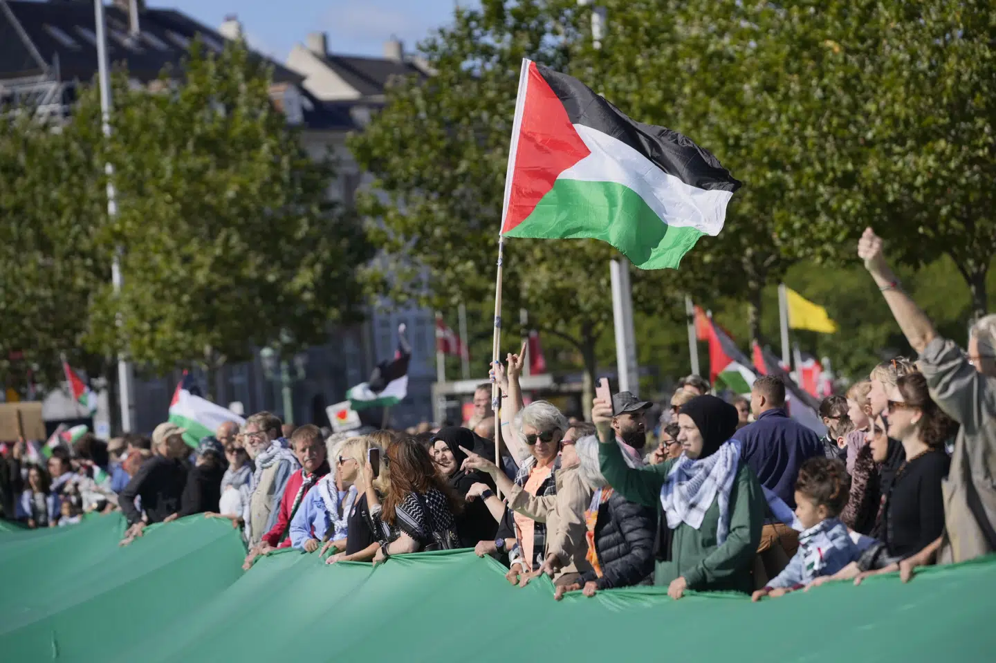Tusindvis af borgere går søndag på gaden i sympati med de krigsramte palæstinensere. Demonstranterne vil blandt andet have stoppet våbensalget til Israel.