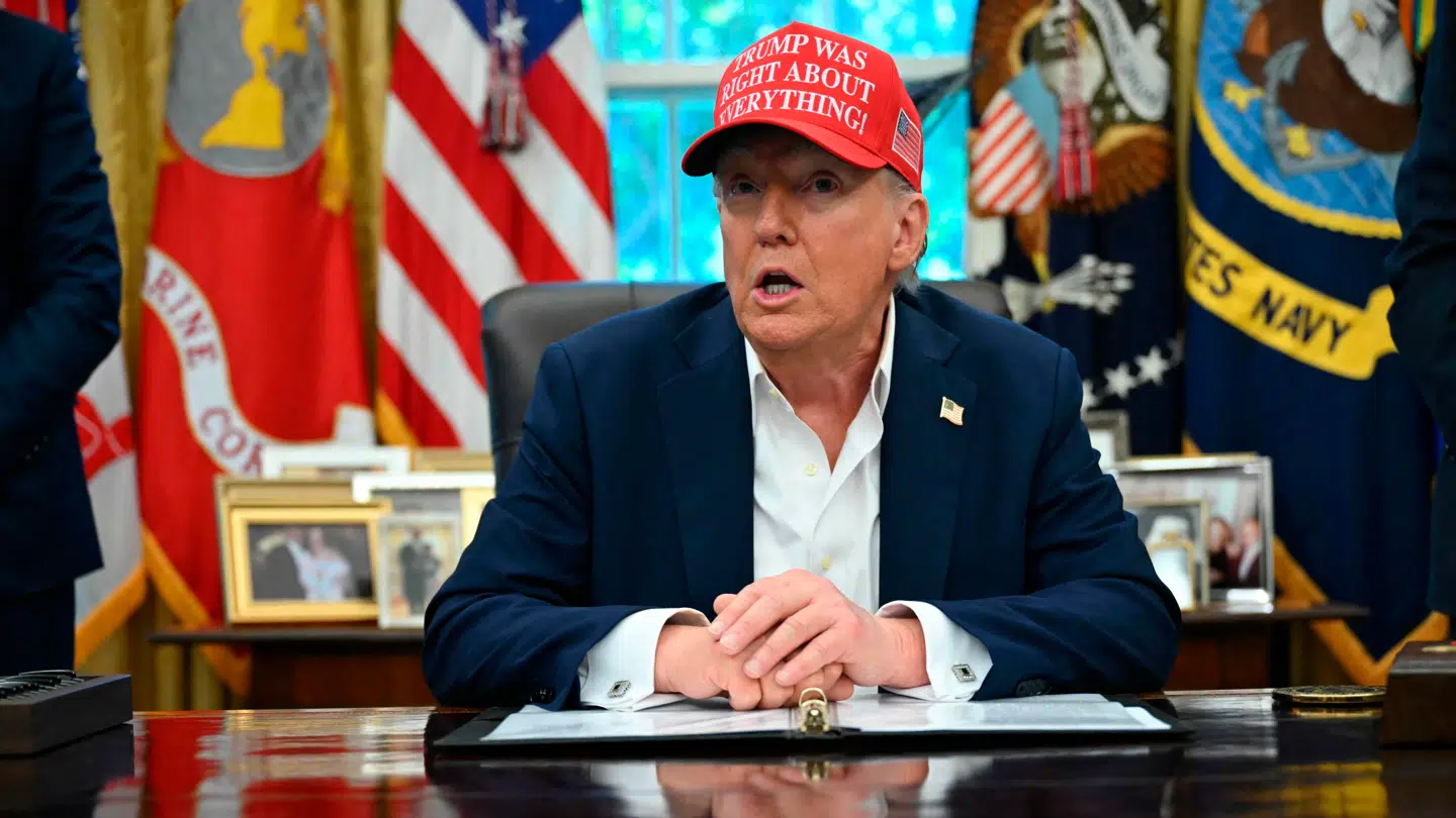 Efterfølgende var Donald Trump meget omhyggelig med at skjule den højre hånd i Det Hvide Hus.