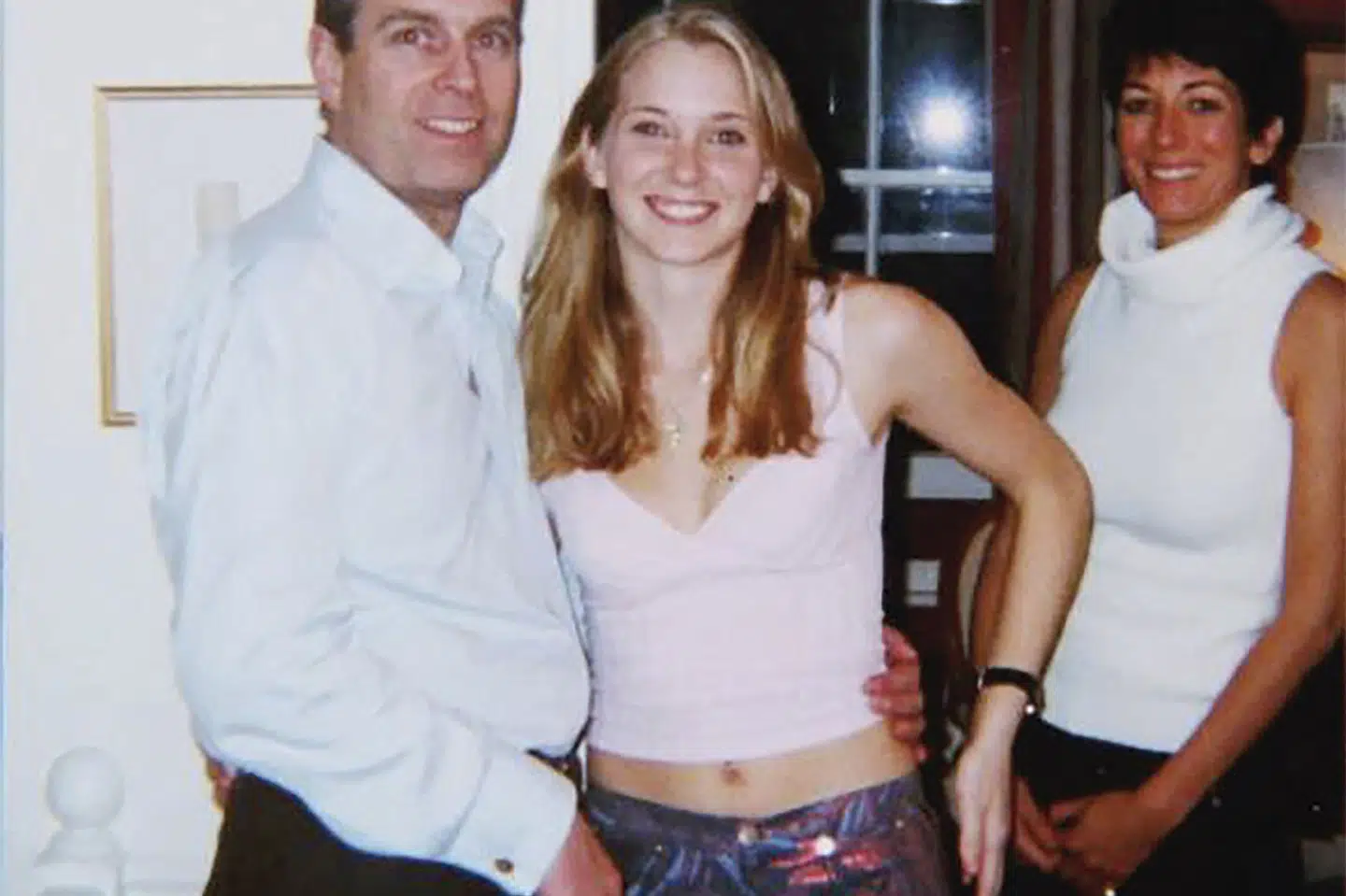 Prins Andrew var en af den pædofile Jeffrey Epsteins nære venner. Her ses han til venstre sammen med et af Epsteins hovedofre, den dengang 17-årige Virginia Roberts. Afsløringen af e-mail dokumenterer nu, at Andrew hele tiden har løjet om venskabet. Til højre på billedet ses Ghislaine Maxwell. Det er Epstein, der har taget billedet. Virginia Roberts begik selvmord i april.