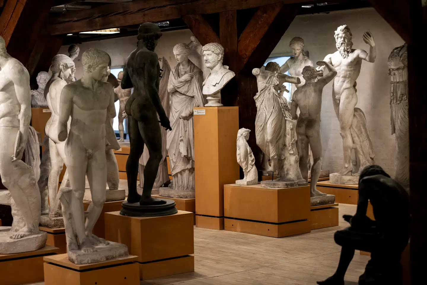 »Kunstnere har til alle tider beskæftiget sig med eksistentielle spørgsmål, og kunsten har ofte udgjort et særligt rum, hvor erfaringer og tanker, der ellers ikke kunne ytres frit, har fundet en form,« skriver Mathias Danbolt i denne kommentar.