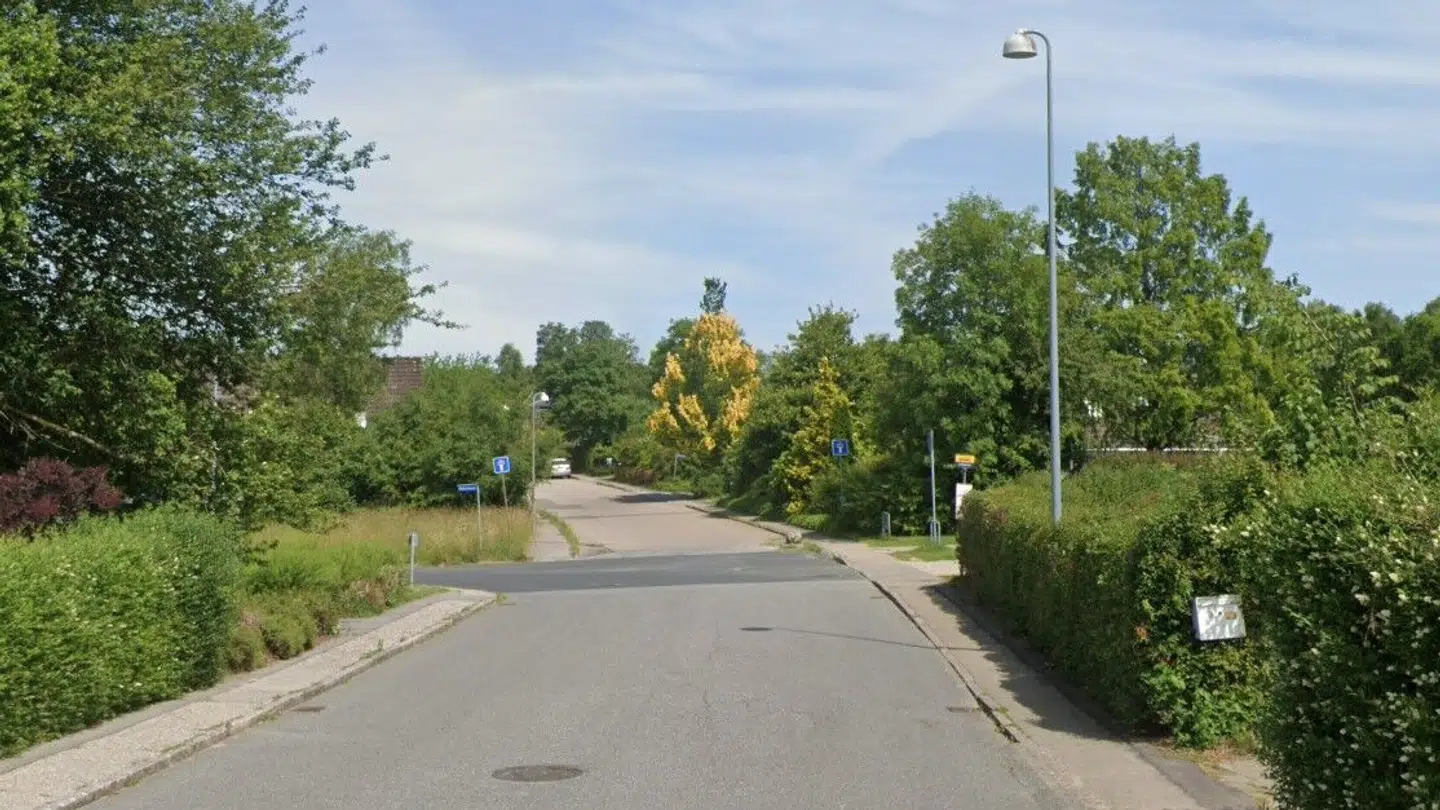 Det er denne villavej i Hillerød, hvor 9-årige Charlie kom kørende på et løbehjul.