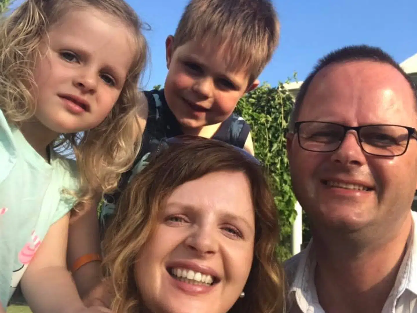 Her ses Kim Petersen med hans hustru samt to børn.