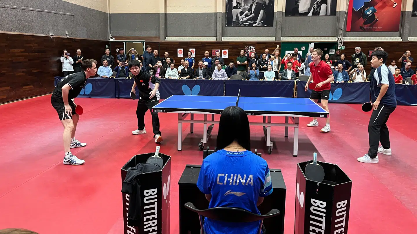 Opvisning i topklasse. Jonathan Groth og verdens nr. 1, Lin Shidong, til venstre, i duel med Anders Lind og Liang Jingkun