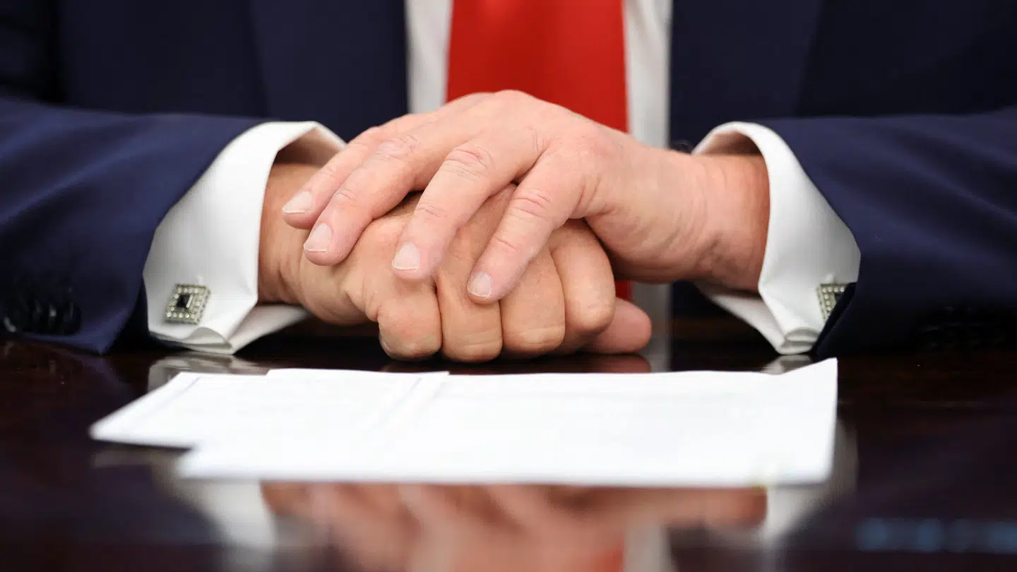 Donald Trump forsøgte mandag at skjule det mørke mærke på sin højre hånd.