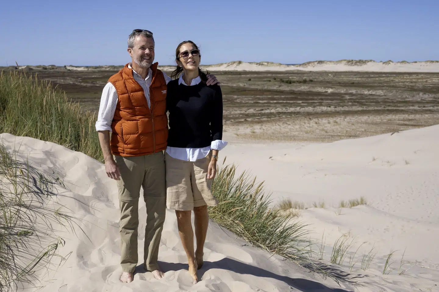 Kongeparret besøgte mandag Råbjerg Mile syd for Skagen, hvor de valgte at tage skoene af for at gå i sandet.