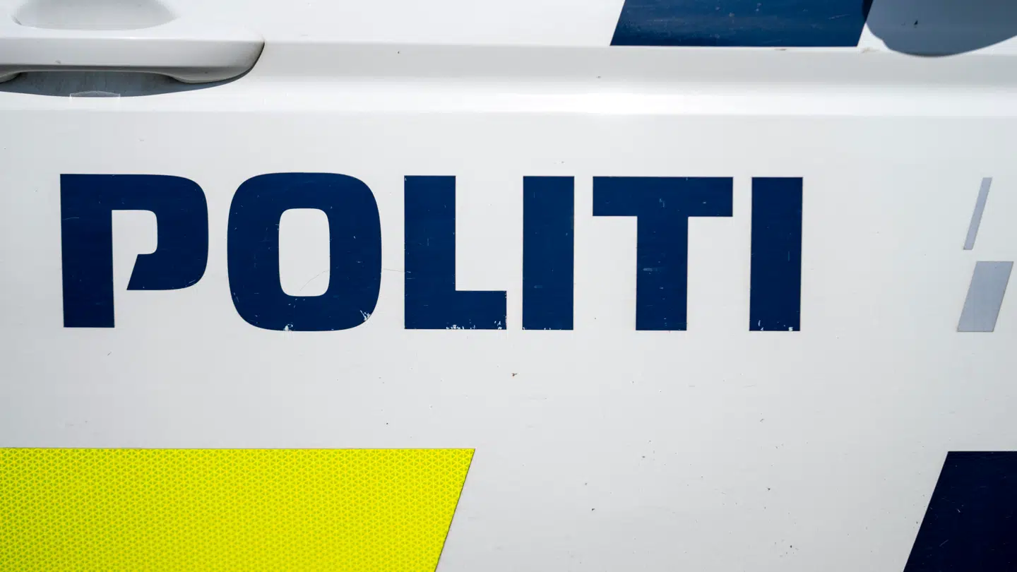 Politiet er ankommet til en adresse i Hornbæk, hvor en 30-årig mor er blevet stukket ned af sin eksmand.