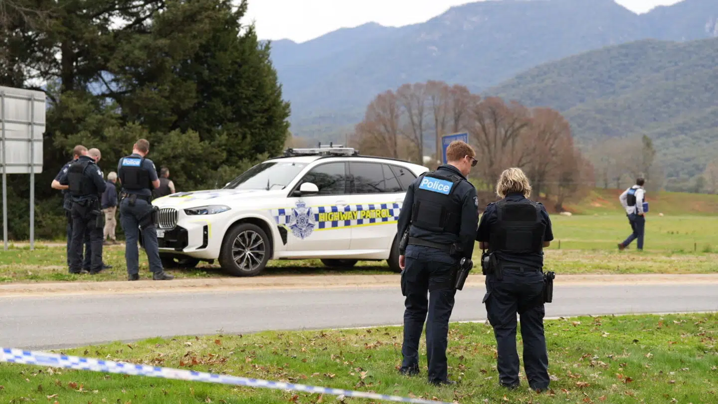 Politiet er massivt til stede i landsbyen.