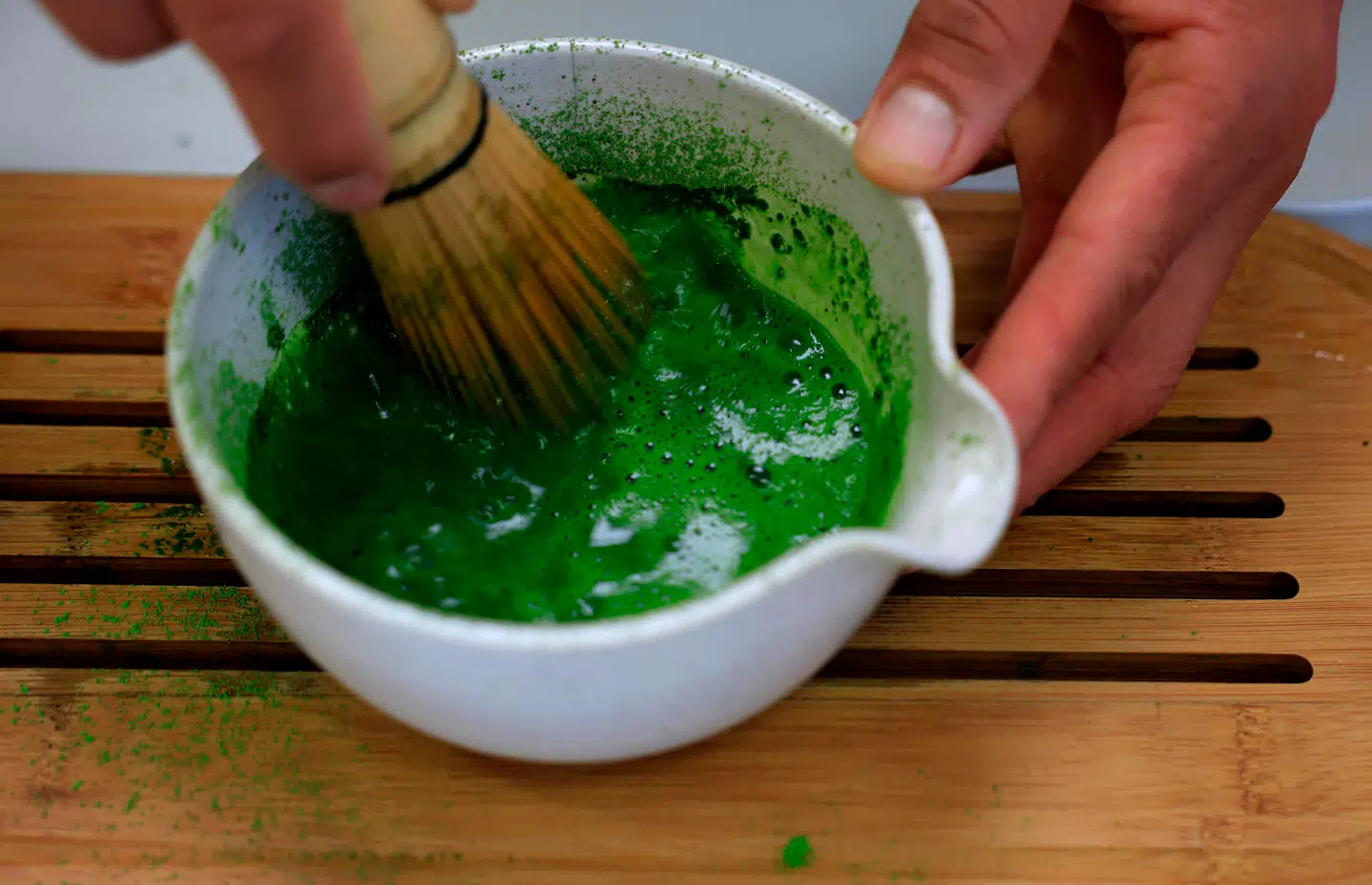 Matcha er en ceremoniel, japansk drik, der har rødder 800 år tilbage i tiden, men de senere år er den rykket ind i gadebilledet i storbyer verden over. Nu giver eksperter deres bud på, hvordan den helst skal drikkes for at være sund.