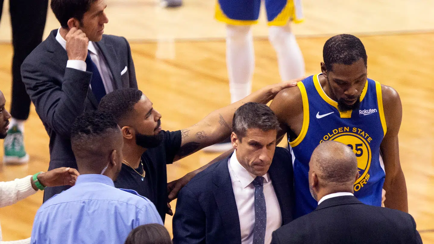 Drake trøster Durant tilbage i 2019, da basketstjernen blev skadet.