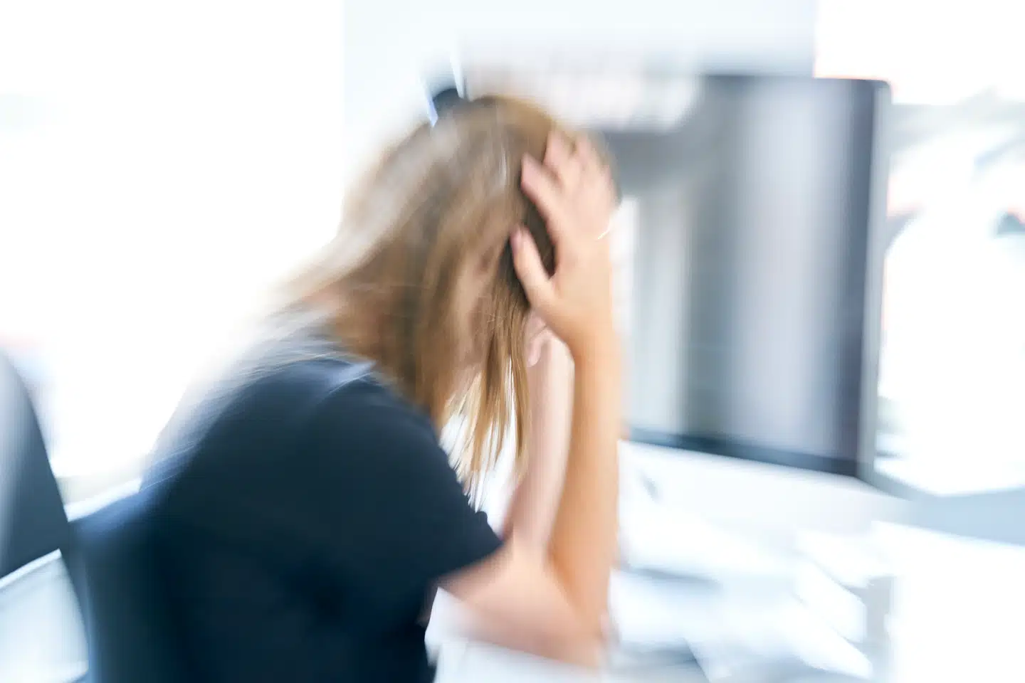 Vi ved, at et godt arbejdsmiljø bidrager væsentligt til både fysisk og mental sundhed. Det reducerer stress, smerter og sygefravær, og det fremmer trivsel, fastholdelse og arbejdsmarkedstilknytning. Alligevel behandles arbejdsmiljø og folkesundhed som to separate politiske domæner, mener Morten Grønbæk og Andreas Holtermann.