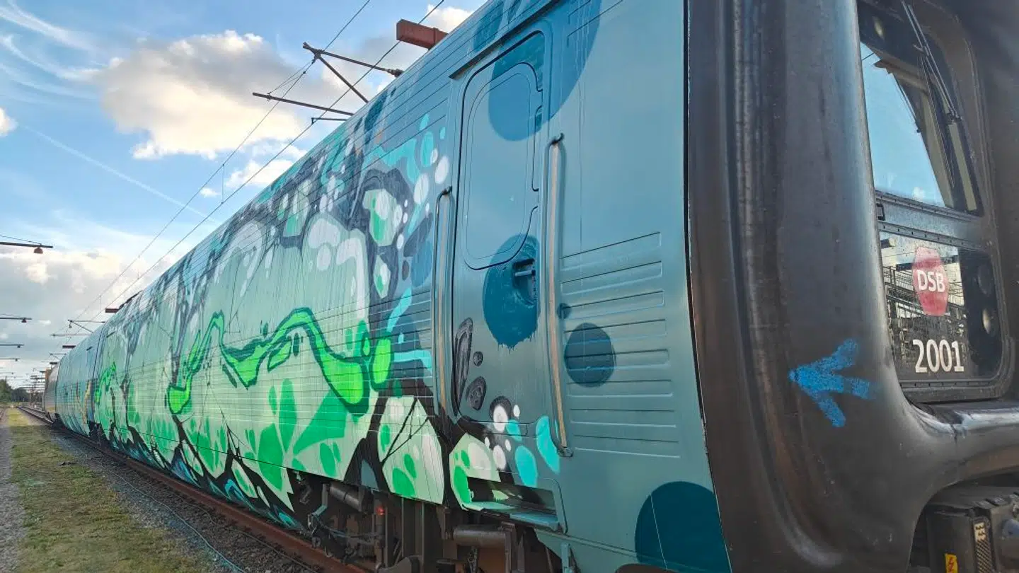 Toget fra ulykken er blevet smurt ind i graffiti.