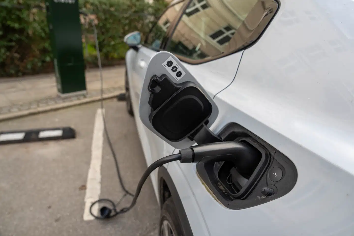 »I Det Konservative Folkeparti vil vi ikke hæve registreringsafgiften på elbiler, vi vil tværtimod fjerne den,« skriver Frederik Bloch Münster (K).