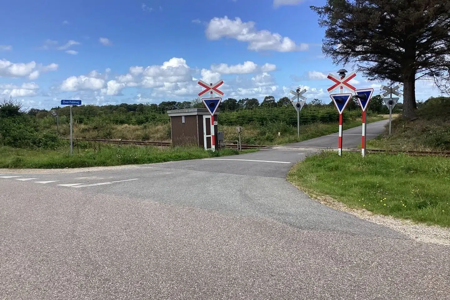 Jernbaneoverkørslen ved Over Fiddevej nær Henne Stationsby i Sydvestjylland har signal, men ingen bomme.