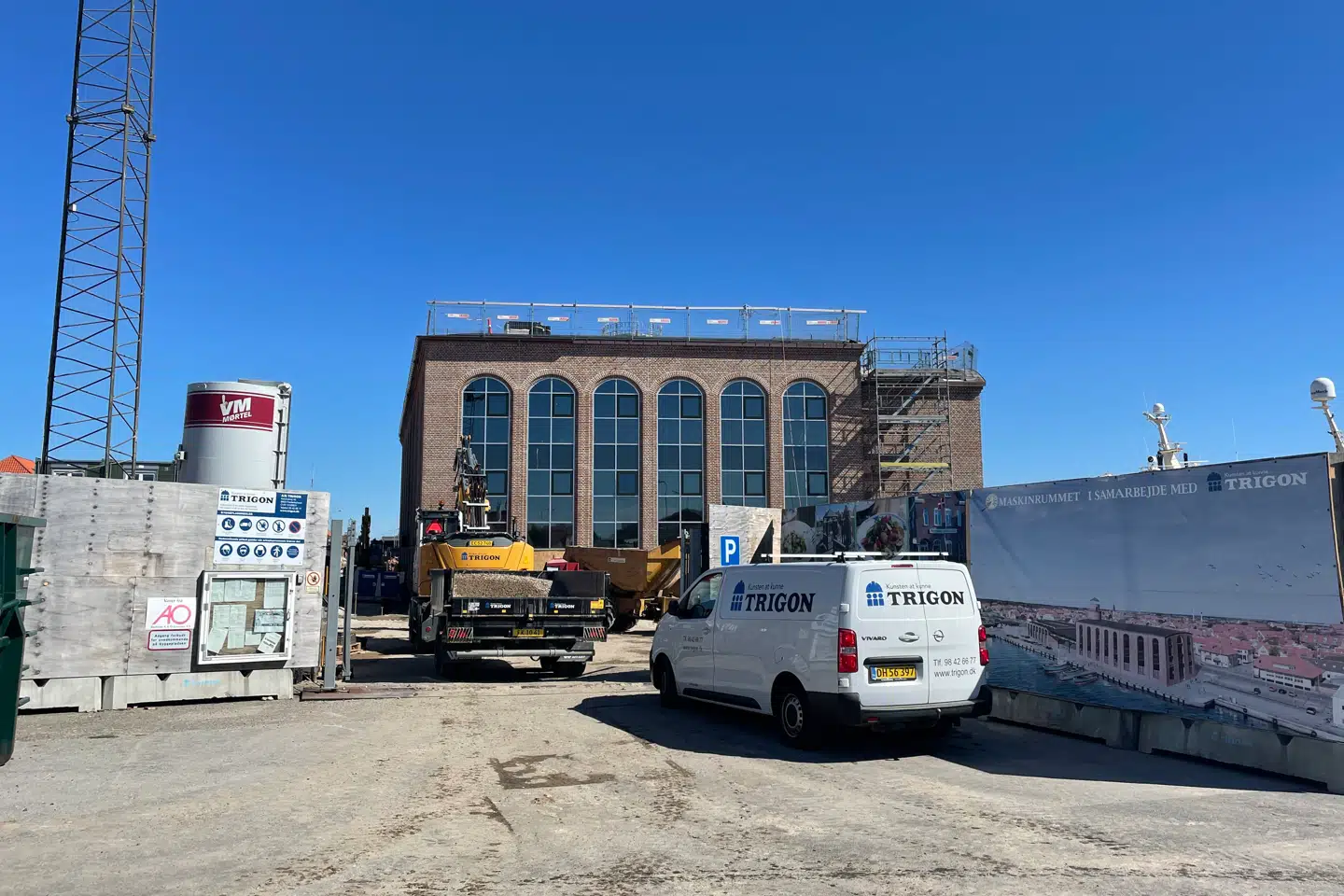 Det er entreprenørvirksomheden Trigon, der helt selv har tegnet bygningerne. De er store, men den overflødige skalmur er et større problem end størrelsen.