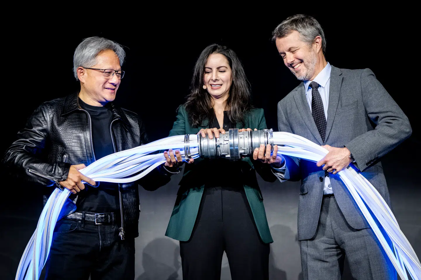 Kong Frederik (til højre) sørgede sammen med topchefen for chipgiganten Nvidia, Jensen Huang (til venstre), symbolsk for at tænde for supercomputeren Gefion 23. oktober 2024, da de koblede det store stik sammen i overværelse af Nadia Carlsten, som er administrerende direktør for selskabet, der står for Gefion.