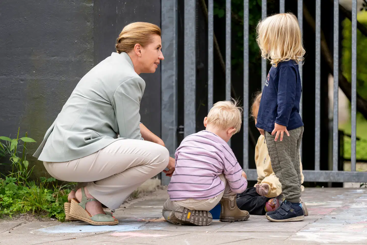 Statsminister Mette Frederiksen talte med børnene forud for pressemødet ved Socialdemokratiets sommergruppemøde i Børnehuset Haven i Aarhus.