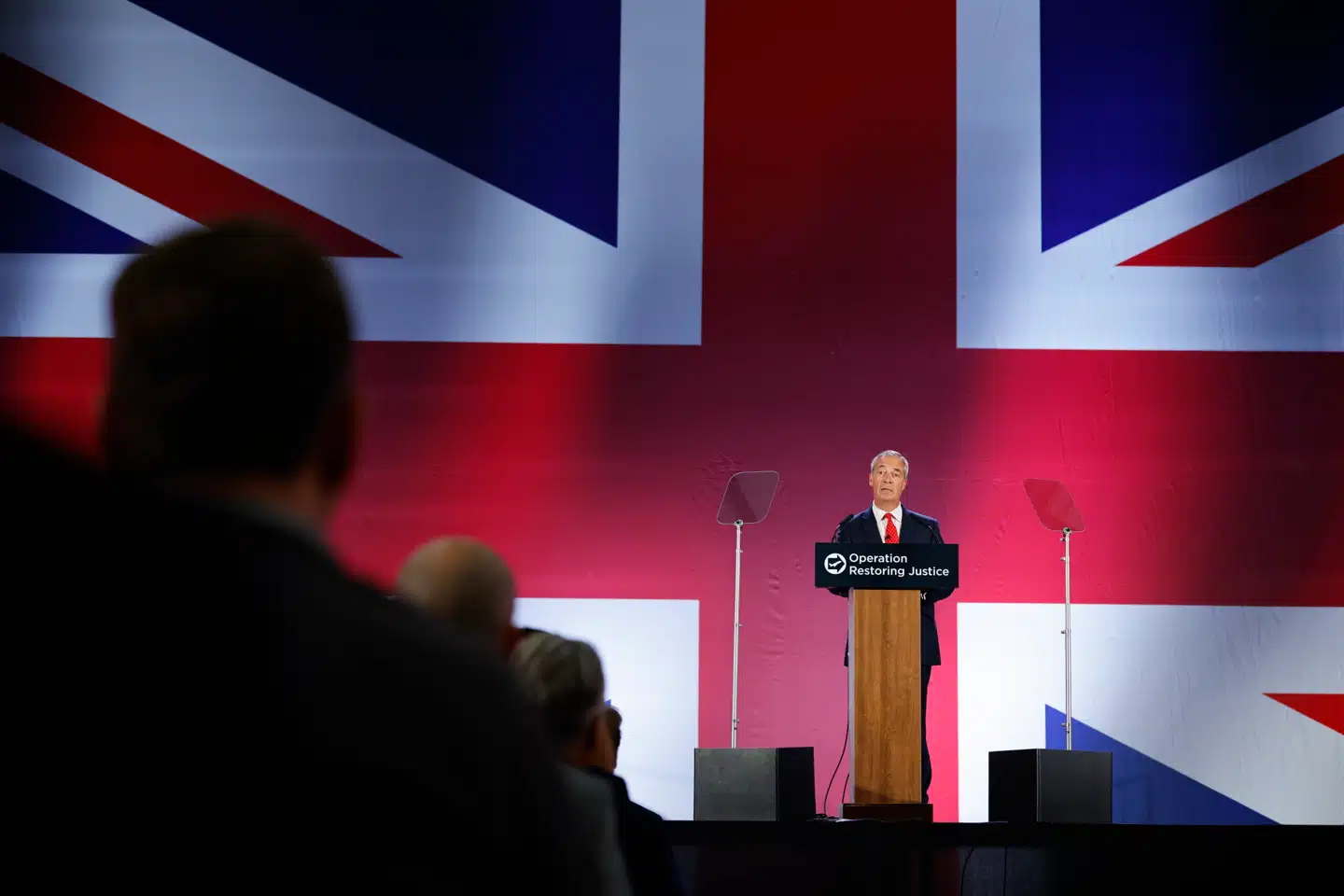 Lederen af partiet Reform UK, Nigel Farage, præsenterede tirsdag et banebrydende opgør med Storbritanniens udlændingepolitik på et pressemøde, der ganske symbolsk blev afviklet i en lufthavnshangar.