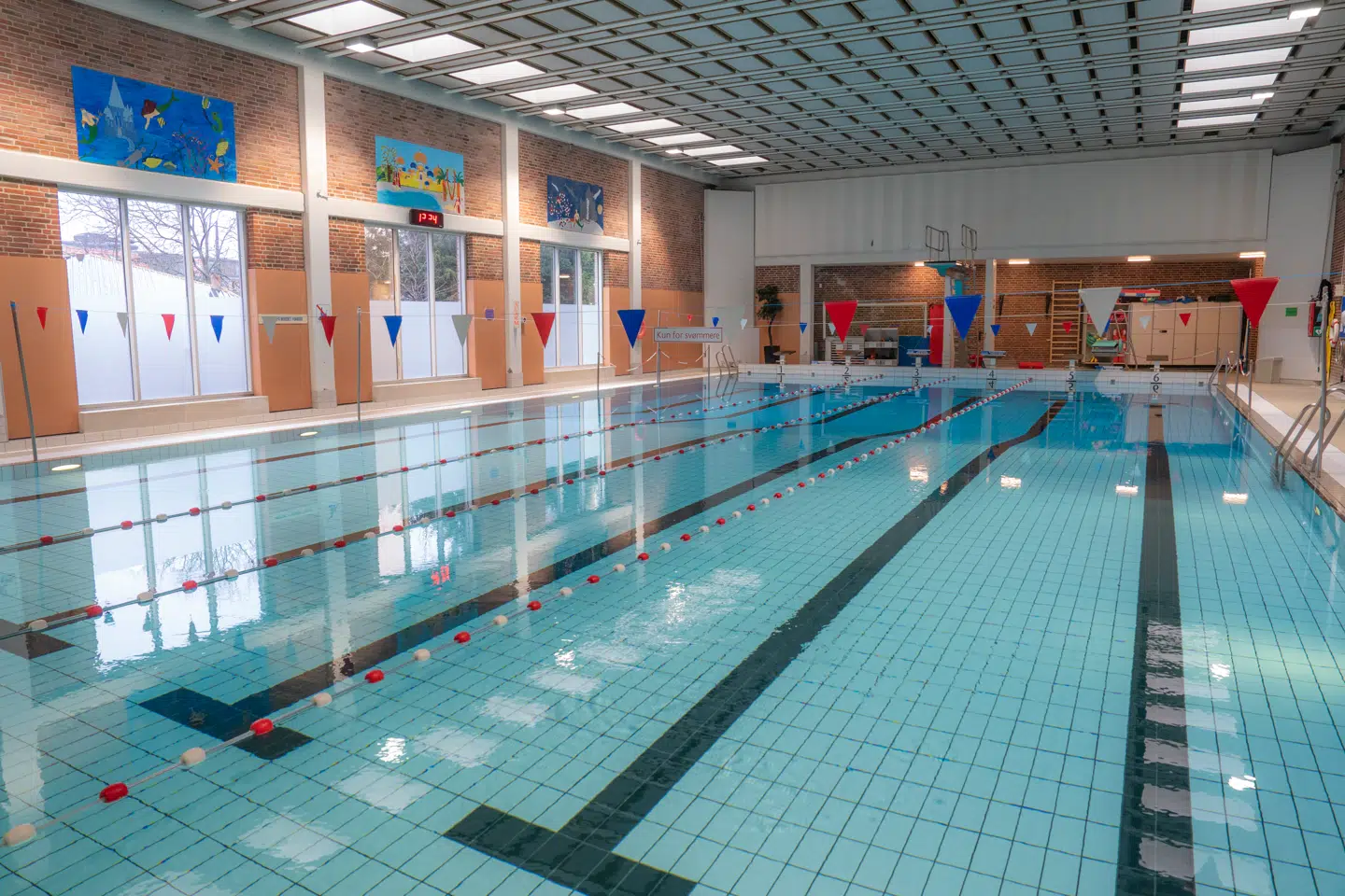 Kønsopdelt svømning er et udtryk for fundamentalistisk islam, som ikke hører hjemme i et demokratisk samfund med frihed, frisind og ligestilling – og da slet ikke for offentlige penge, skriver Amalie Lyhne i denne leder.