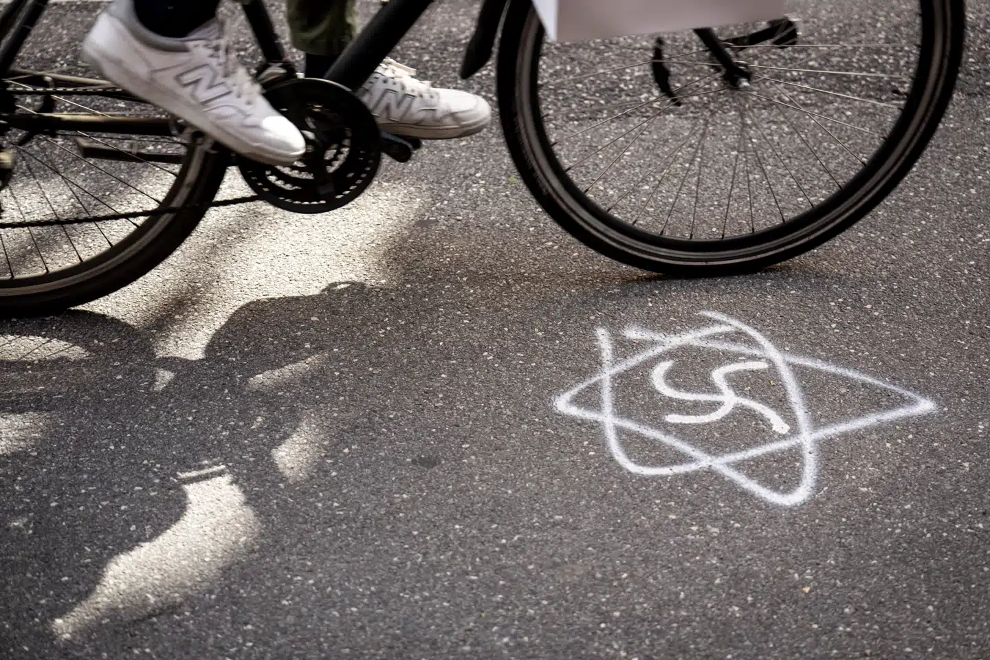 Ny undersøgelse viser, at jødehadet er taget til i styrke på Facebook. På billedet ses noget Nazi-relateret graffiti, formentlig antisemitisk, på Ny Kongensgade ved Christiansborg i København tirsdag den 25. juni 2024.