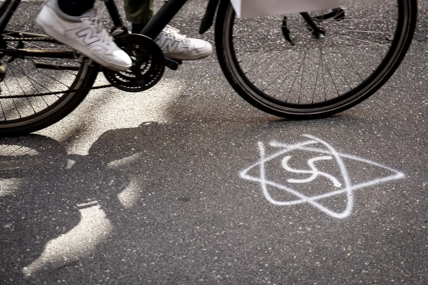 Ny undersøgelse viser, at jødehadet er taget til i styrke på Facebook. På billedet ses noget Nazi-relateret graffiti, formentlig antisemitisk, på Ny Kongensgade ved Christiansborg i København tirsdag den 25. juni 2024.