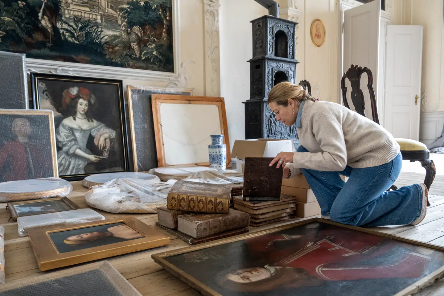 Louise 'Duddi' Albinus overtog Valdemars Slot i 2022. Her ses hun med noget inventar, hun købte på Bruun Rasmussen Kunstauktioner – hvor søster Caroline Fleming og dennes søn solgte ud af inventaret fra Valdemars Slot.