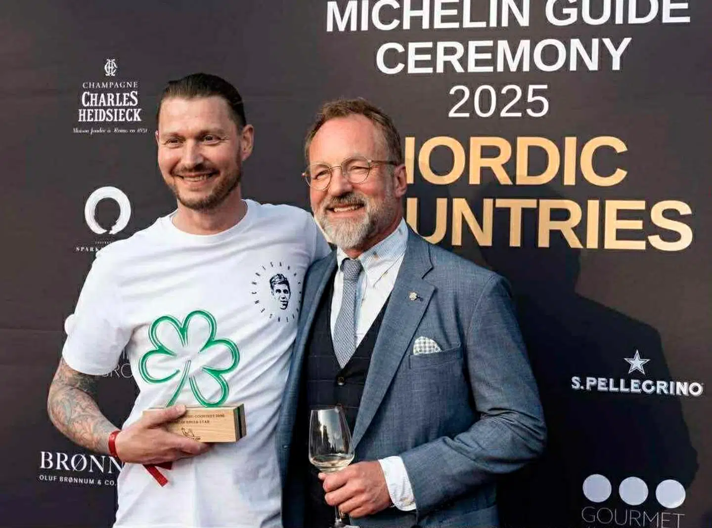 Den afgående køkkenchef, Andreas Møller (tv), smækker med døren og retter skytset mod direktør og ejer Mads Bøttger (th.) fra Dragsholm Slot.