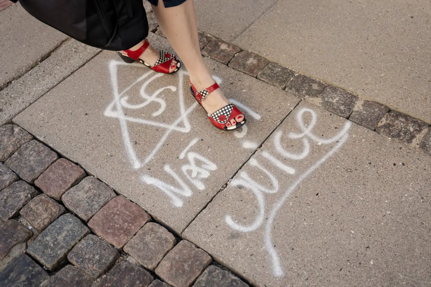 Nazi-relateret graffiti på Tøjhusgade ved Christiansborg i København tirsdag den 25. juni 2024. Ny undersøgelse viser markant stigning i antisemitiske kommentarer på Facebook siden 7. oktober.