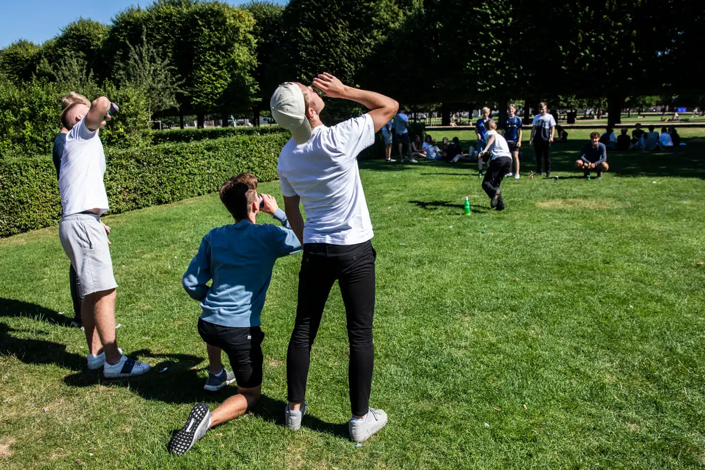 »Det er de voksnes ansvar at sætte grænser for alkoholforbruget – ikke de unges,« skriver Thea Hammerskov og Stinus Lindgren (R).