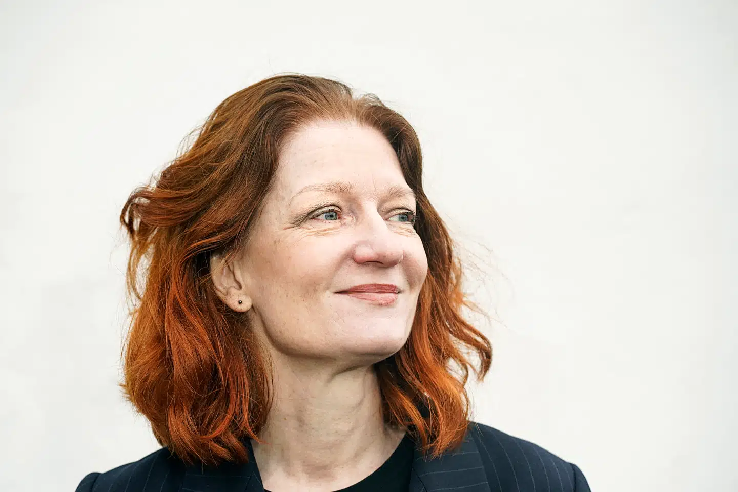 Karen Bros nye roman »Lukkefesten« omhandler en kvindes noget besværlige vej ind i virksomhedsledelse. Helt besværlig lader den dog ikke til at være ifølge Berlingskes anmelder.