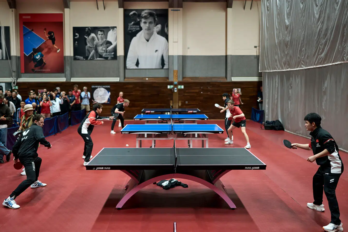 Det kinesiske landshold i bordtennis har nogle af verdens bedste spillere. En stor del af opbuddet til dagens arrangement var kommet for at se dets stjernespillere.