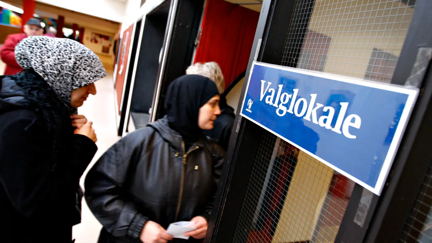 Folketingsvalg 2007 - Humlehaveskolen i Odense bydelen Vollsmose. Det var ikke kun Enhedslistens Asmaa Abdol-Hamid der havde tørklæde på ved stemmeafgivningen i Vollsmose tirsdag 13. november.