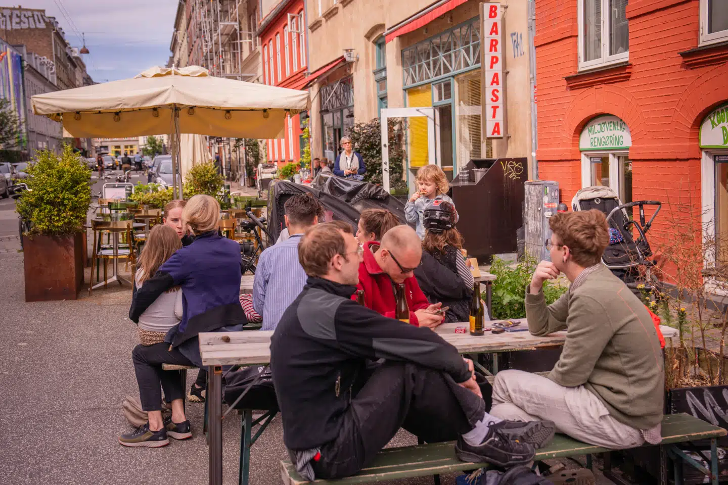 »Kun gennem de samtaler, der udfordrer og forandrer os, kan vi opdage både hinanden og os selv,« skriver Sven Erik Henningsen.