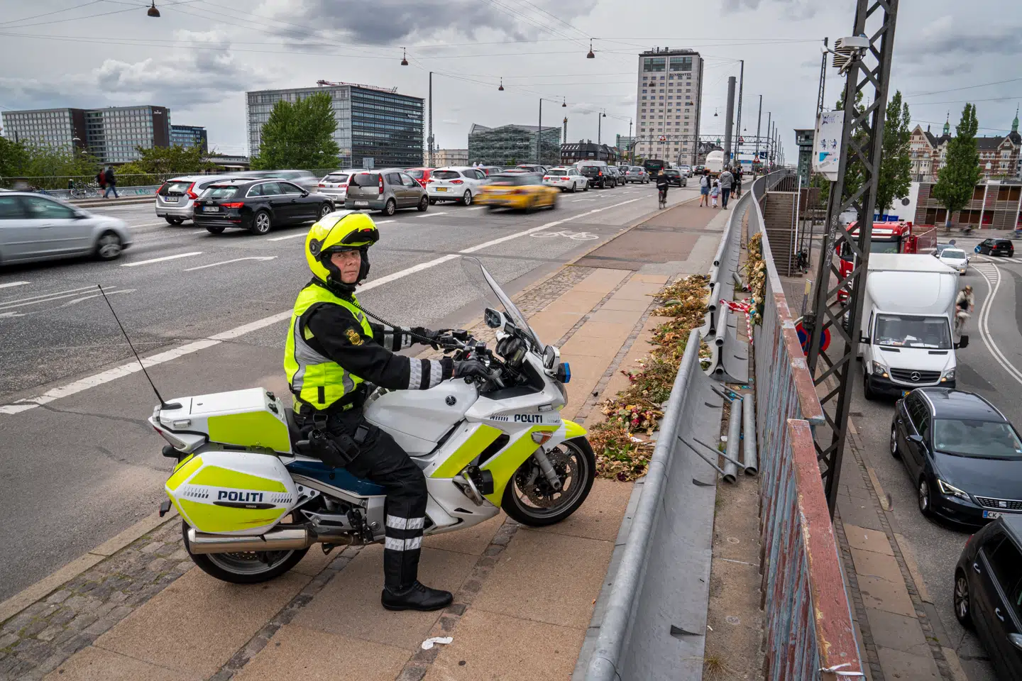 »Vi kan ikke diktere, hvordan andre landes myndigheder, herunder de emiratiske myndigheder, skal behandle sagen, ligesom vi heller ikke ville ønske, at fremmede lande forsøger at få indflydelse på beslutninger i vores retssystem.« På billedet ses blomster på stedet, hvor en betjent i 2019 blev trafikdræbt.